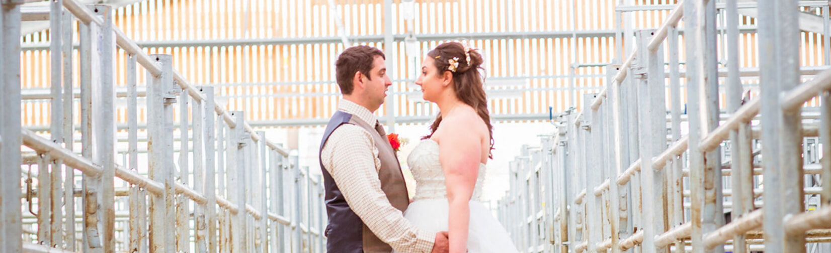 Couple-Tie-the-knot-in-Cattle-Market