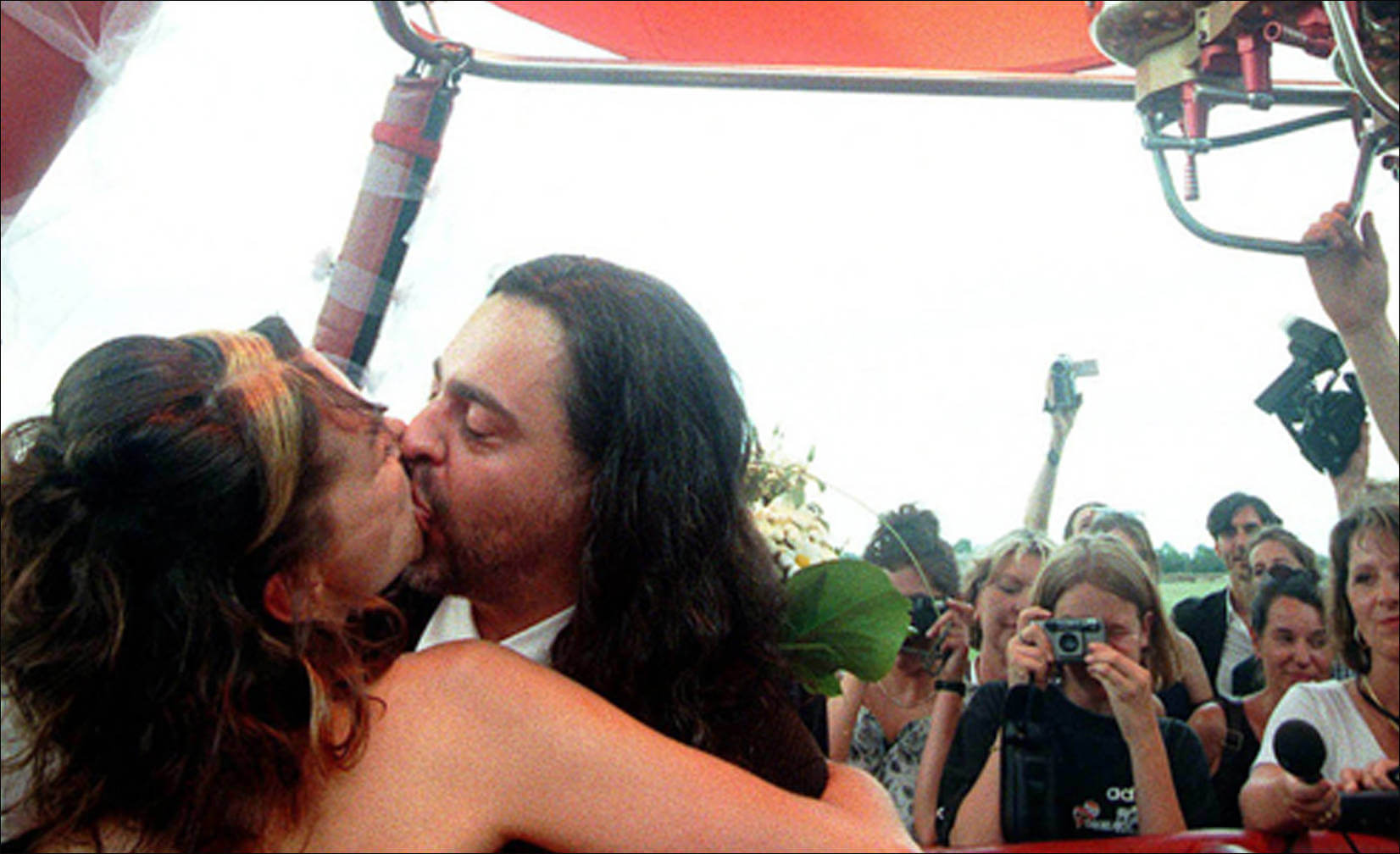  kiss in a hot-air balloon outside Berlin